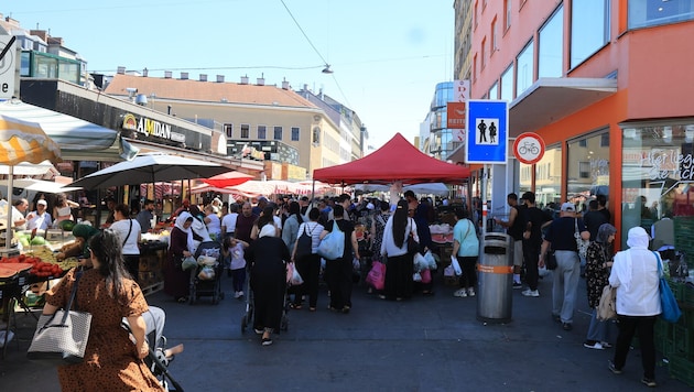 Knapp 100.000 Besucher pro Woche stürmen den Markt. Regeln bezüglich Warenvielfalt und Herkunft ...