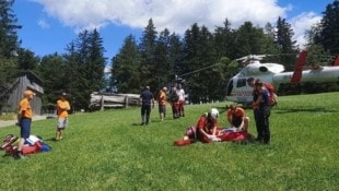 Auch ein Hubschrauber war im Einsatz.