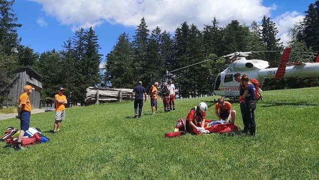 Auch ein Hubschrauber war im Einsatz.