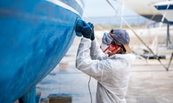 Bei Reparaturarbeiten an Schiffen ist oft spezielle Schutzausrüstung erforderlich – schon der ...