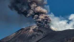 Die Eruptionswolke stieg rund 1,5 Kilometer über den Gipfel des Vulkans auf. 