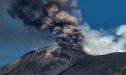 Die Eruptionswolke stieg rund 1,5 Kilometer über den Gipfel des Vulkans auf.