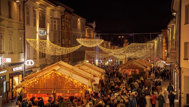 Die Gastronomiehütten des Adventmarkts auf dem Villacher Hauptplatz sollen erneuert werden.