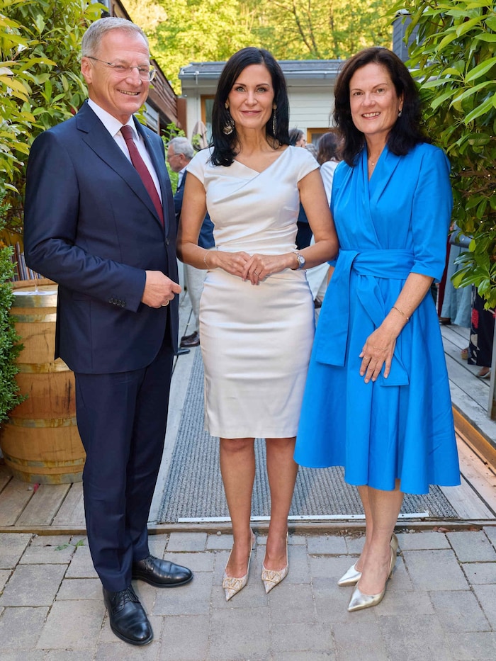 Silvia Grünberger (M.) mit Thomas Stelzer und Bettina Stelzer-Wögerer