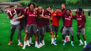 Die Stimmung bei den Spielern von Red Bull Salzburg passt. Ein Kicker steht aber vor einem ...
