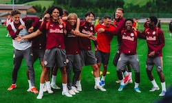 Die Stimmung bei den Spielern von Red Bull Salzburg passt. Ein Kicker steht aber vor einem ...