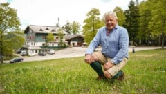 Hermann Hüthmayr vor seinem Hotel