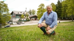 Hermann Hüthmayr vor seinem Hotel