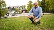 Hermann Hüthmayr vor seinem Hotel