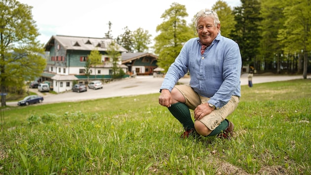 Hermann Hüthmayr vor seinem Hotel