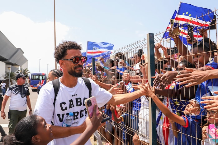 Nach ihrem WM-Märchen ist das Fußball-Nationalteam Kap Verdes (li. Torhüter Vozinha) bei der ...