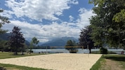 Am Sidecourt spielt man direkt neben dem See.