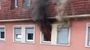 Starker Rauch kam aus dem Fenster der brennnden Wohnung. 