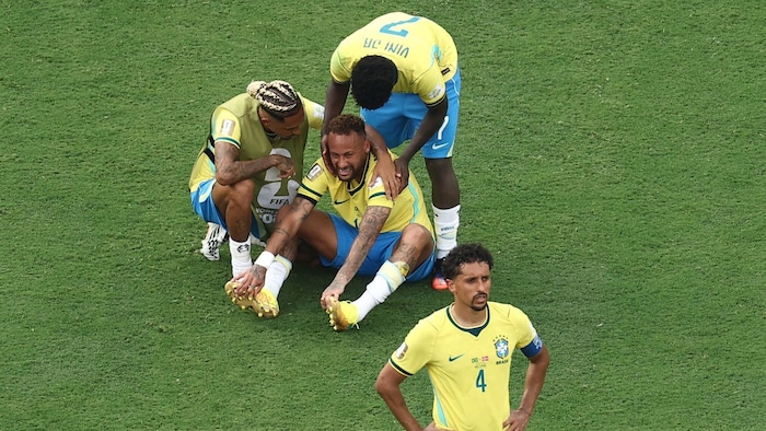 Neymar musste von seinen Teamkollegen getröstet werden.