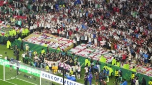Englands Spieler feierten mit den Fans – dann passierte das Unglück.
