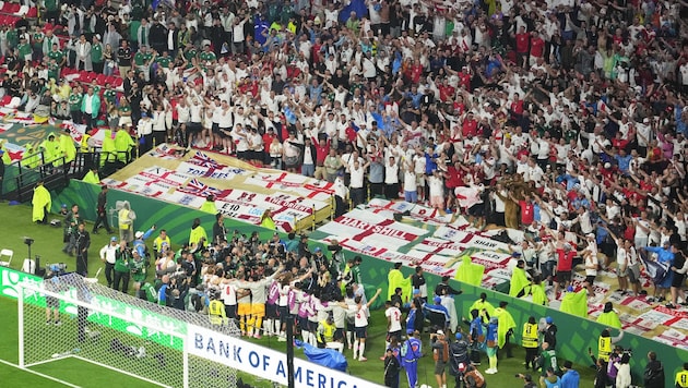 Englands Spieler feierten mit den Fans – dann passierte das Unglück.