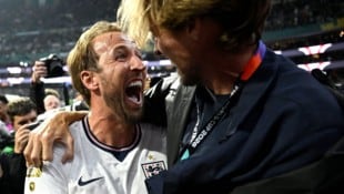 Harry Kane (li.) feierte mit Legende Peter Crouch und hatte nach dem Spiel keine Stimme mehr.