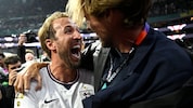 Harry Kane (li.) feierte mit Legende Peter Crouch und hatte nach dem Spiel keine Stimme mehr.