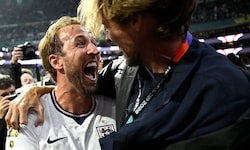 Harry Kane (li.) feierte mit Legende Peter Crouch und hatte nach dem Spiel keine Stimme mehr.