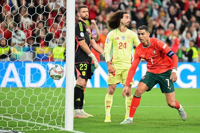 Im Finale der Nations League 2025 konnte Cristiano Ronaldo den Spanien-Keeper (links) ...