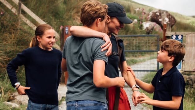 Prinzessin Kate mit ihren Kinder Charlotte, Louis und George, der schon fast so groß ist wie ...