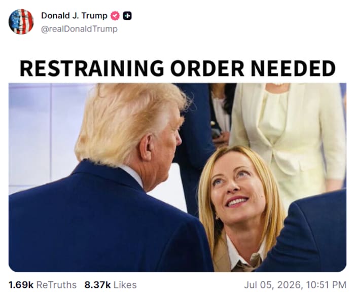 Auf dem Foto scheint Meloni Trump anzulächeln.