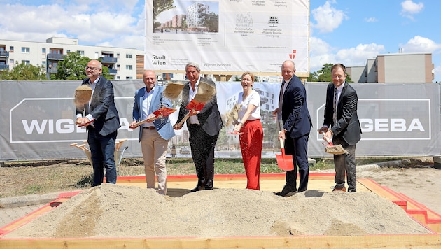 Am Freitag fiel mit dem Spatenstich der offizielle Startschuss für den neuen Gemeindebau in ...