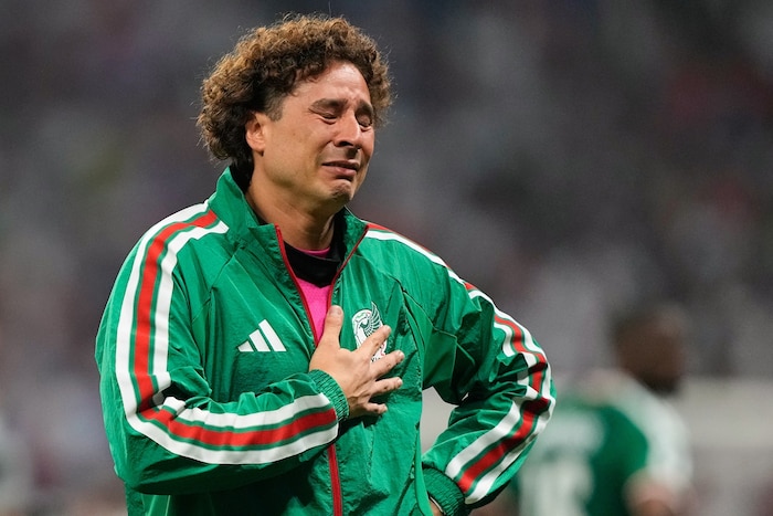Guillermo Ochoa weinte.