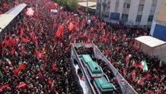 Der Leichnam von Ayatollah Ali Khamenei wird in einer stundenlangen Prozession durch die Straßen ...