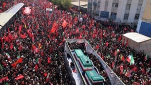 Der Leichnam von Ayatollah Ali Khamenei wird in einer stundenlangen Prozession durch die Straßen ...
