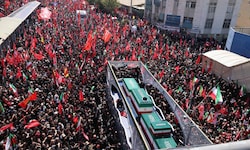 Der Leichnam von Ayatollah Ali Khamenei wird in einer stundenlangen Prozession durch die Straßen ...