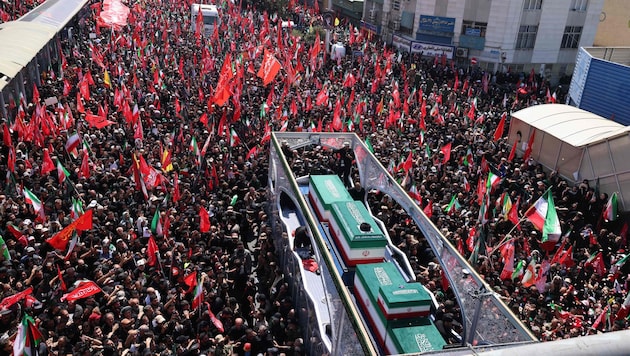Der Leichnam von Ayatollah Ali Khamenei wird in einer stundenlangen Prozession durch die Straßen ...