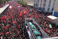 Der Leichnam von Ayatollah Ali Khamenei wird in einer stundenlangen Prozession durch die Straßen ...