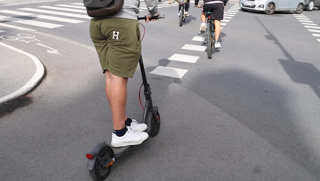 Es krachte zwischen E-Scootern und Fahrrädern.