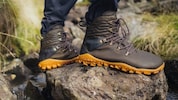 Barfußschuh-Hersteller Vivobarefoot empfiehlt beim Wandern leichtes Schuhwerk.