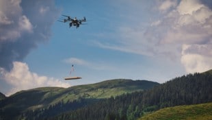 In den Kitzbühler Alpen zeigte Hansi Grander, was er mit seiner Lastendrohne alles bewegen kann ...