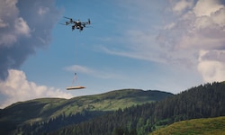 In den Kitzbühler Alpen zeigte Hansi Grander, was er mit seiner Lastendrohne alles bewegen kann ...