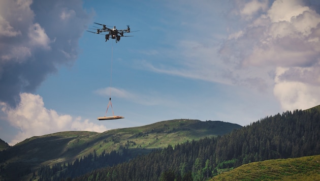 In den Kitzbühler Alpen zeigte Hansi Grander, was er mit seiner Lastendrohne alles bewegen kann ...