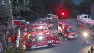 Eine Hundertschaft an Feuerwehrleuten steht in Frohnleiten im Einsatz.