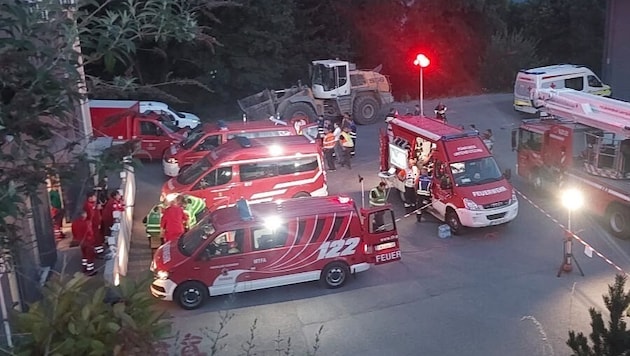 Eine Hundertschaft an Feuerwehrleuten steht in Frohnleiten im Einsatz.