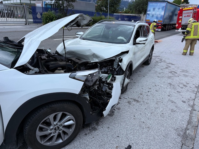 Beide Autos wurden massiv beschädigt.