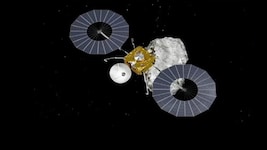 Diese künstlerische Darstellung zeigt die Raumsonde „Tianwen-2“ bei der Annäherung an den ...