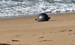 An einem Strand im Nordosten Australiens sind geheimnisvolle Metallkugeln entdeckt worden.