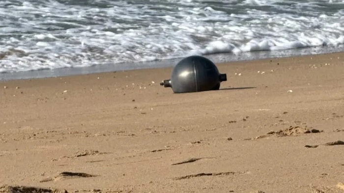 An einem Strand im Nordosten Australiens sind geheimnisvolle Metallkugeln entdeckt worden.