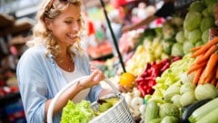 Frsches Gemüse aus der Region und süßes Obst ohne Verpackung sieht schön aus, spart Plastik und ...