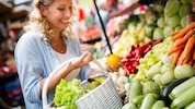 Frsches Gemüse aus der Region und süßes Obst ohne Verpackung sieht schön aus, spart Plastik und ...