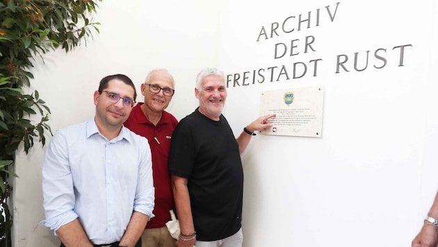 Martin Krenn, Wolfgang Bachkönig und Gerold Stagl (v. li.) bei der Enthüllung der Gedenktafel.