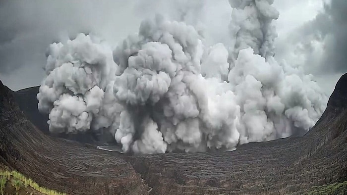 Bei dem explosionsartigen Ausbruch wurden dunkelgraue Asche und dampfreiche Wolken freigesetzt.