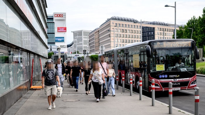 Am Praterstern: Passagiere eilen von den Ersatzbussen zur U-Bahn.