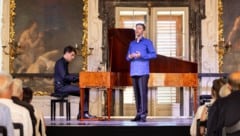 Im Planetensaal des Schlosses Eggenberg kämpft Tenor Daniel Johannsen mit dem Schicksal.